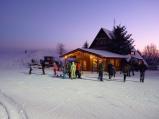 Desítky lidí dnes využily zahájené zimní sezóny na Fajťáku a přišly si zalyžovat nebo projet na snowboardu.
