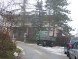 Pracovníci TS provádí po celém městě pravidelný prořez dřevin. Na snímku ulice Pod Hradbami.