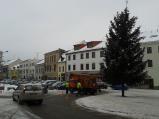 Příprava na odstrojení vánočního stormu na náměstí před radnicí.