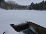 Ačkoliv už dlouhou dobu mrzne, tak ne dost na to aby se dalo na rybnících bruslit. Na fotce rybník Lalůvka.