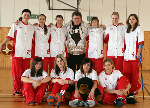 Mladší dorostenky, uprostřed trenér Tomáš Rapušák.
