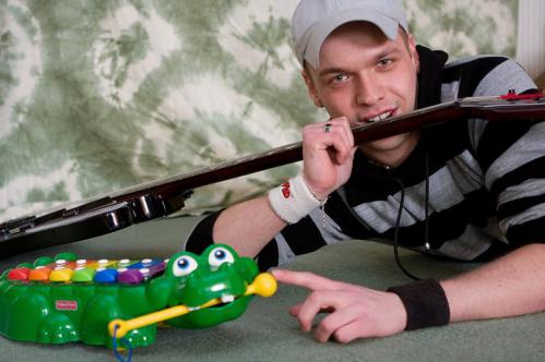 Nadějný mladý muzikant a textař Martin Rous si plní své sny