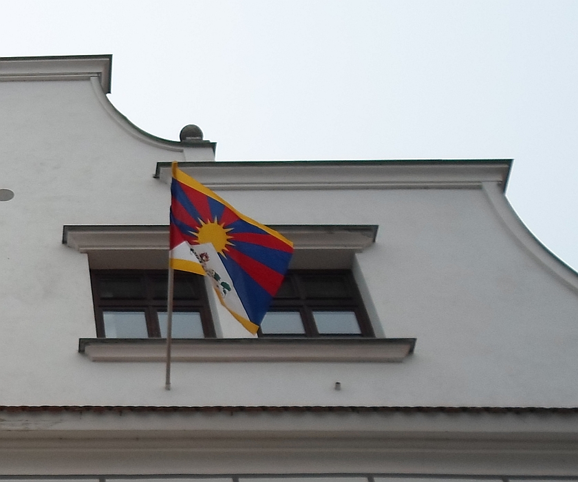 Tibetská vlajka je na radnici už od pátku.