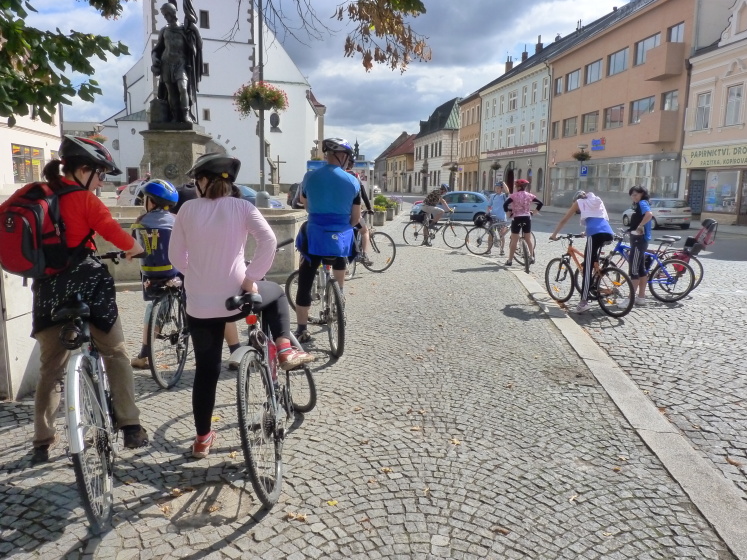 Sraz cyklistu je ve 14 hodin u kašny.
