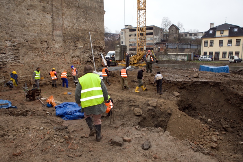 V úterý archeologové zahájili přípravy na stavbu stanů.