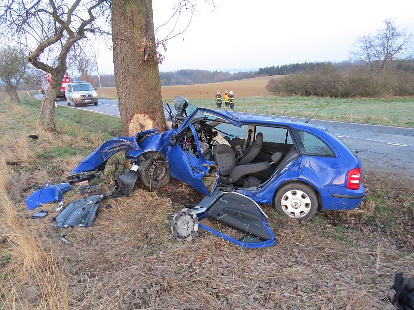 Řidič po nárazu do stromu zemřel + FOTO z nehody!!!