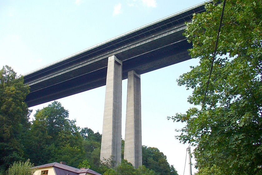 Sebevrah skočil z dálničního mostu ve Velkém Meziříčí