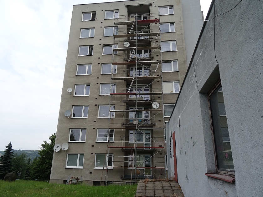 Město opravuje balkony na bytových domech na Bezručově ulici