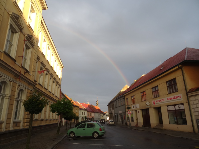 Jaro se rozloučilo krásnou duhou