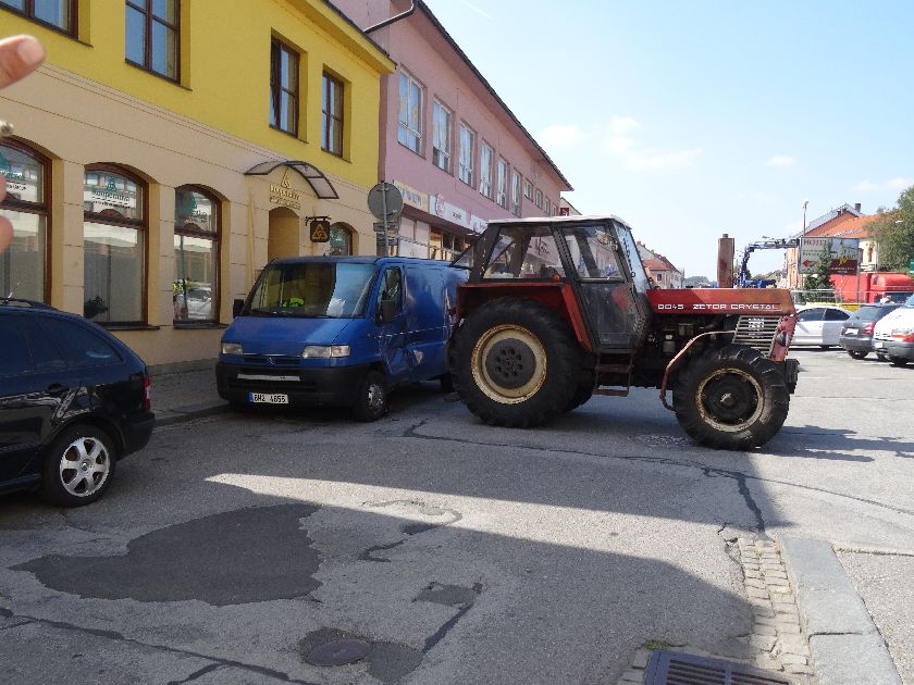 Aktuálně: Odstavený traktor se samovolně rozjel a narazil do dodávky