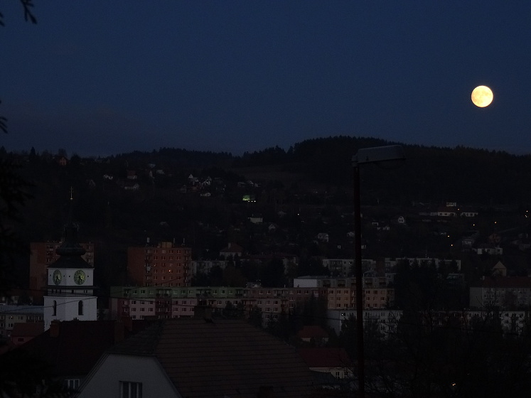 Měsíc se nejvíce přiblížil Zemi, více zářil a byl o deset procent větší