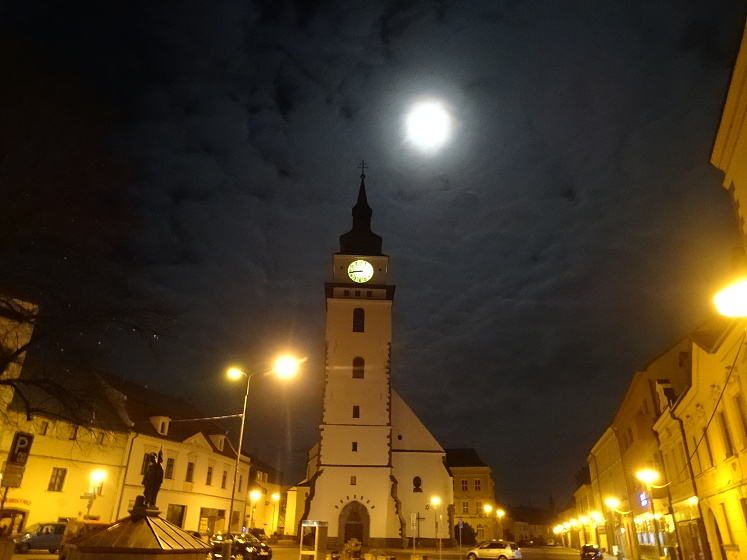 Měsíc se nejvíce přiblížil Zemi, více zářil a byl o deset procent větší