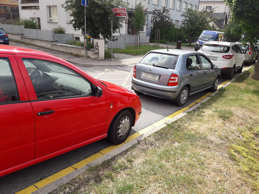 Každodenní parkování některých řidičů v zákazu zastavení na ulici Poříčí