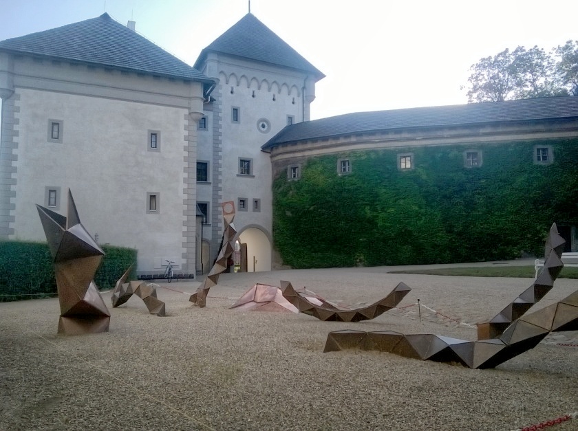 Nová měděná expozice sousoší na nádvoří zámku ve Velkém Meziříčí má původ ve Švýcarsku 