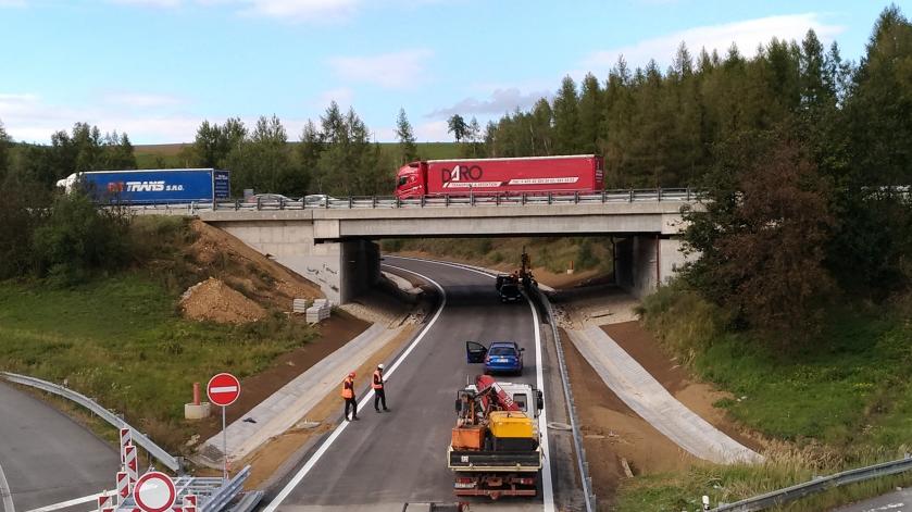 Již dnes se mělo jezdit po opravené dálnici, otevření bylo posunuto na 30. září