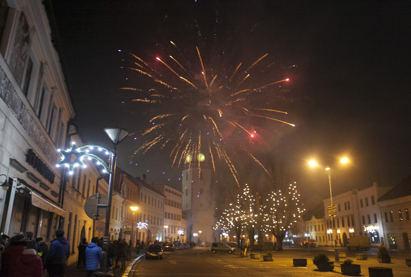 Silvestra na náměstí slavila o půlnoci necelá stovka lidí