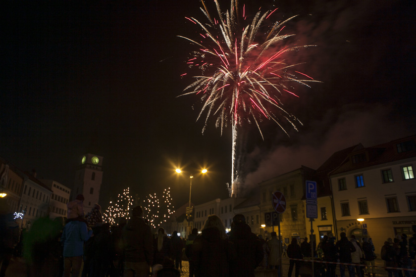 Druhý novoroční ohňostroj sledovalo plné náměstí