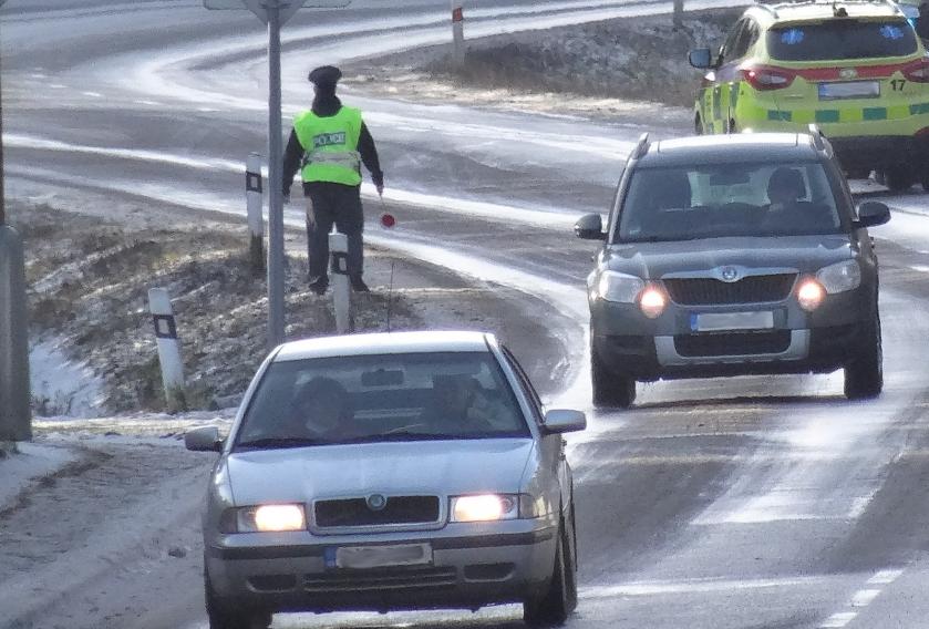 Policisté apelují na řidiče, aby v zimních měsících dodržovali zásady bezpečné jízdy