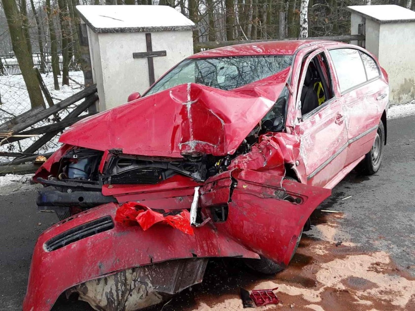 Opilá řidička jedoucí z VM do Dolních Heřmanic havarovala a zranila se 