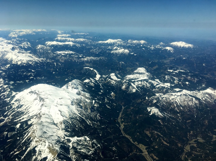 Zasněžené vrcholky Alp a první letošní výhled na Chorvatsko