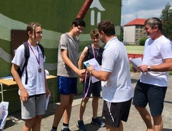 Žáci ZŠ Oslavická Velké Meziříčí okresními přeborníky v atletickém čtyřboji foto: mgr. Jitka Náhliková