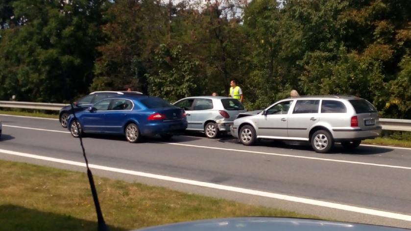 V pátek odpoledne se stala nehoda čtyř aut u odbočky na Benzinu na Jihlavské