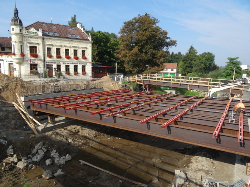Stavba mostu na Třebíčské běží podle plánu