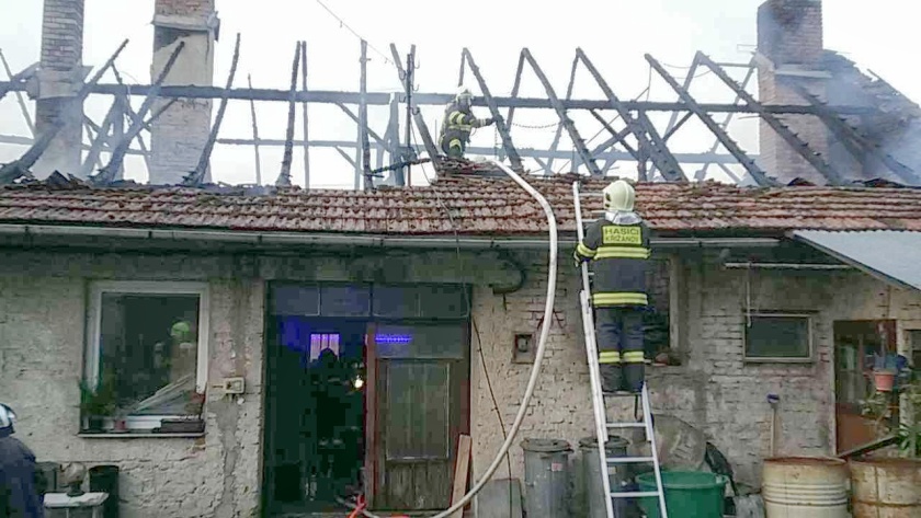 V Jabloňově večer hořela střecha, škoda je 900 tisíc