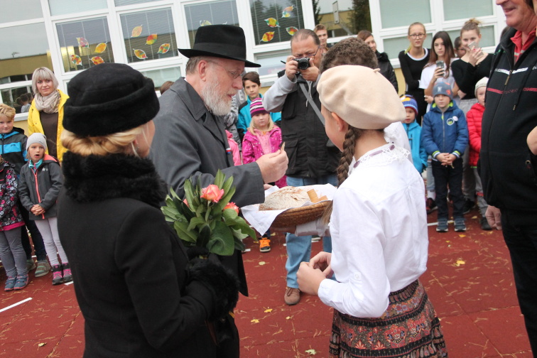 Žáky na Oslavické přišel pozdravit prezident Masaryk s chotí