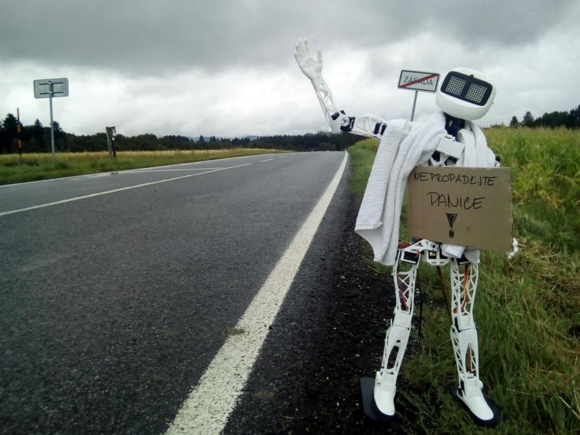 Robot Matylda si jede stopem do Pelhřimova pro rekord. Sledujte ji online