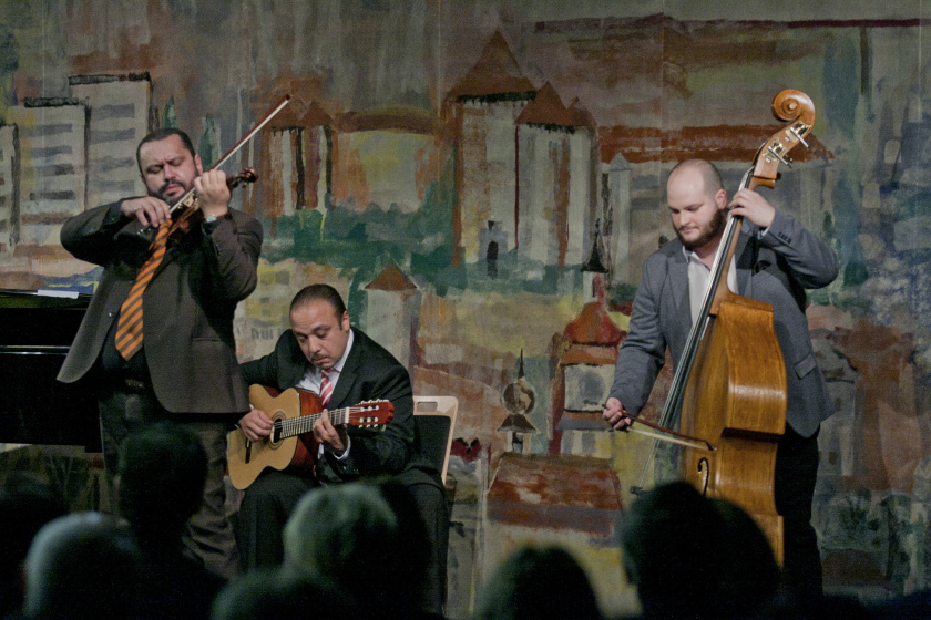 Tklivé písně zahrálo cikánské trio v čele s ďábelským virtuósem Ivanem Herákem