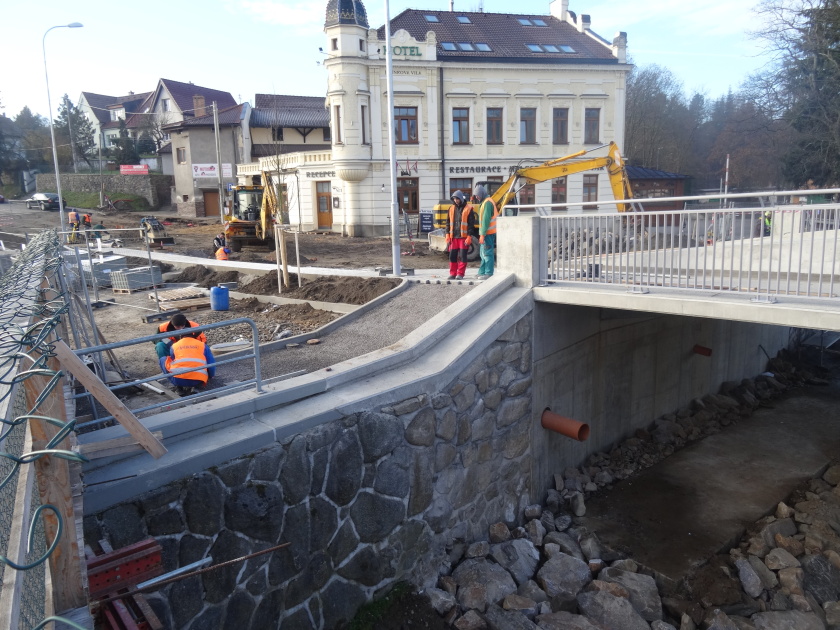 Most na Třebíčské mohutně finišuje