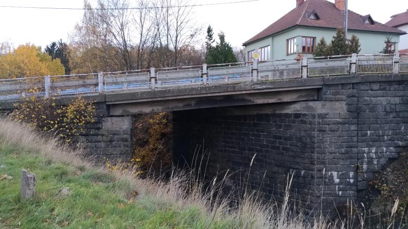 Most přes železnici na Třebíčské se v nejbližší době opravovat nebude