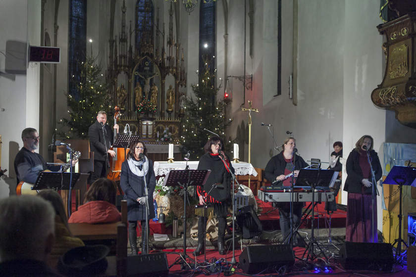 Krásné vánoční písně a koledy na Boží hod vánoční zpívala v kostele skupina Geneze