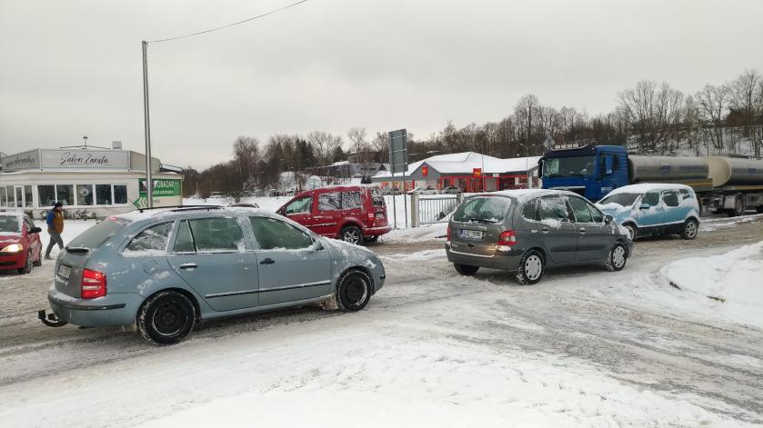 Dopravu po sněhové bouři zablokoval uvízlý kamion u HADa
