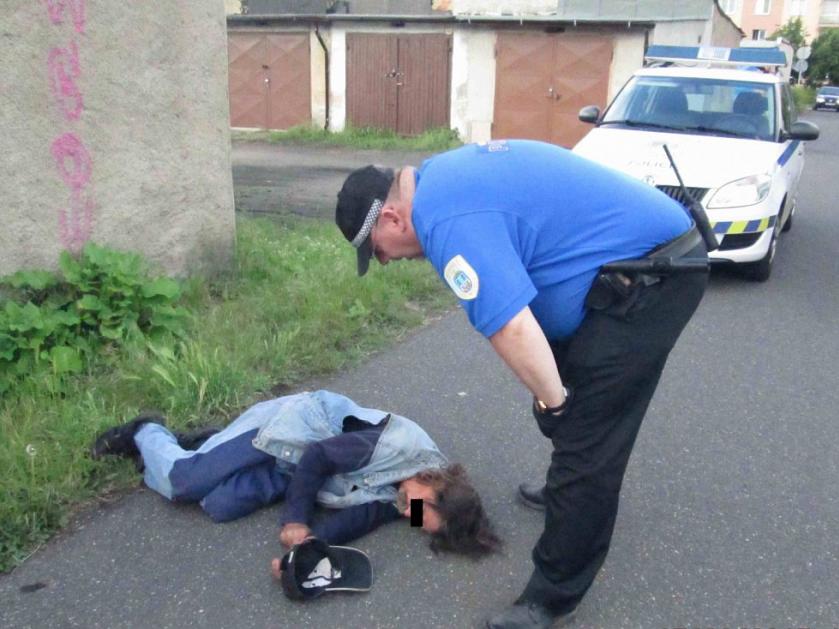 Na ulici ve Velkém Meziříčí ležel opilý muž