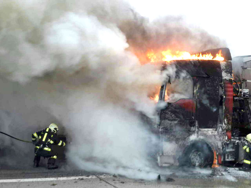 Požár nákladního vozidla uzavřel v pondělí ráno provoz na dálnici D1 ve směru na Brno