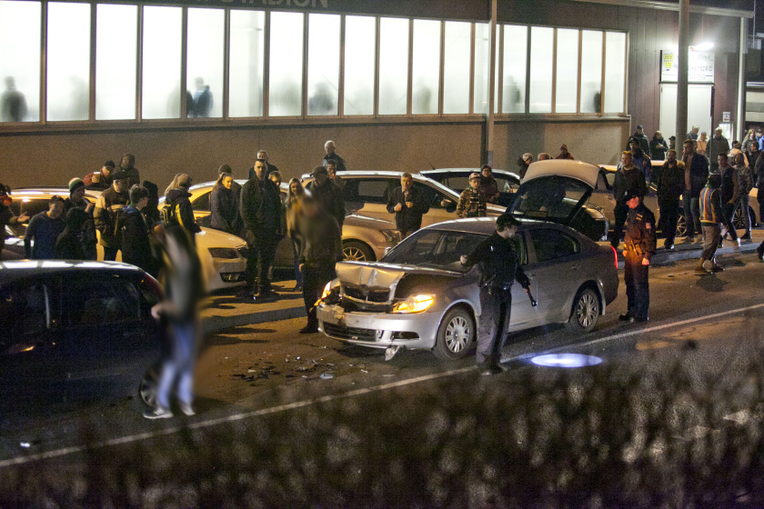 V neděli večer se srazila dvě auta před zimním stadionem