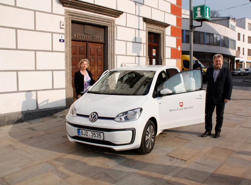 Zaměstnanci městského úřadu mají k dispozici nový elektromobil