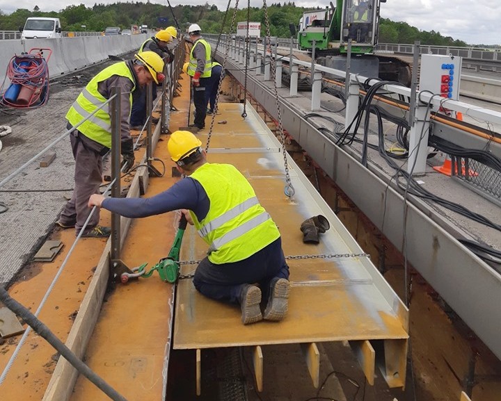 FOTO: Pracovníci Metrostavu umísťují konzoly na rozšíření dálničního mostu