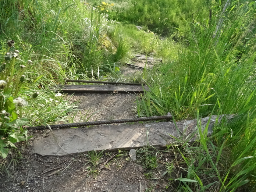 Seniorka žádala opravu schodů a zábradlí pro chodce na Fajtův kopec