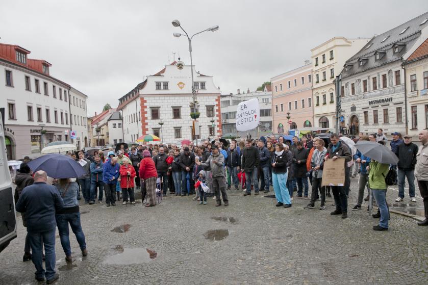 Demonstrace se přenesly do měst, také na náměstí do Velkého Meziříčí