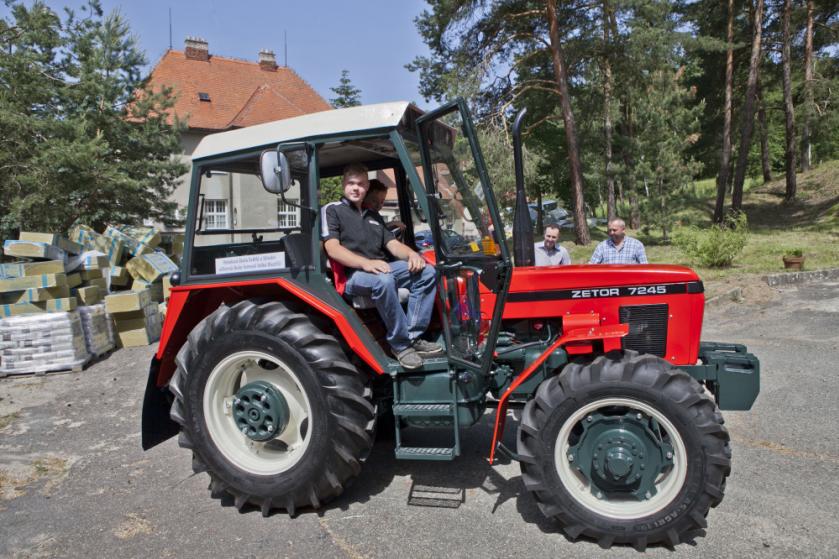Učni na Světlé dokončili repas traktoru Zetor