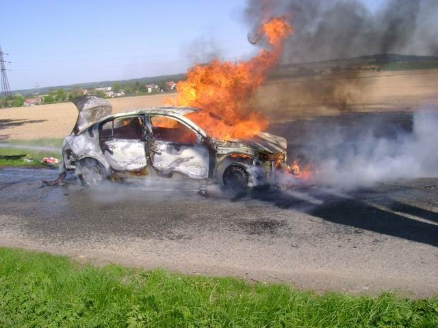 U Jabloňova hořel osobní vůz, škoda se vyšplhala na 15 tisíc korun