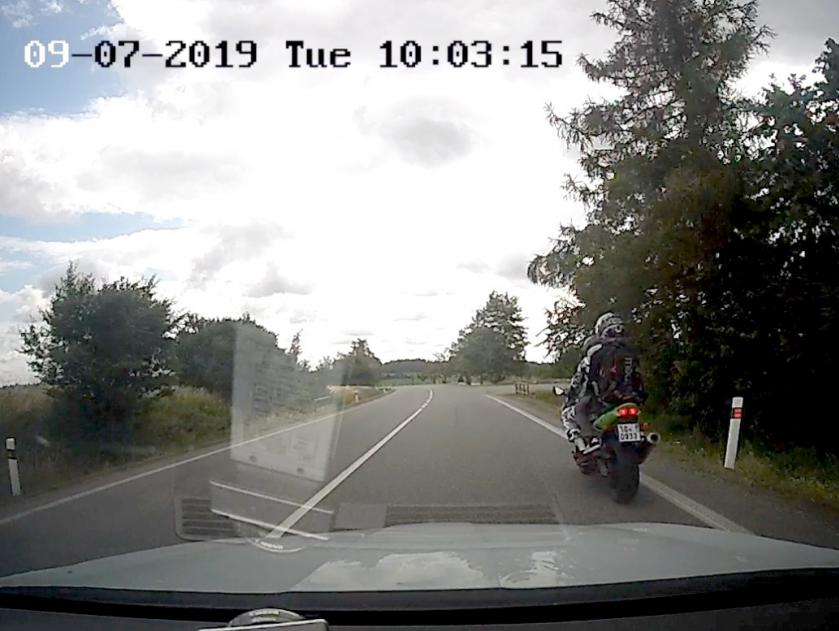 VIDEO: Hlídce ujížděl motocyklista, hazardoval se životem dvou lidí