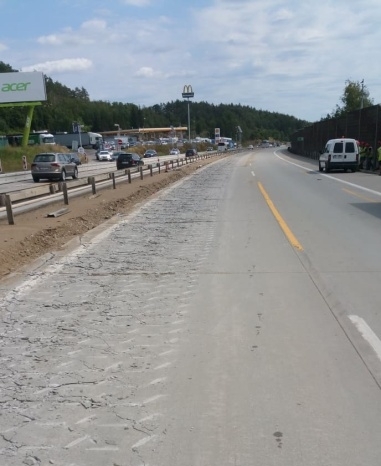 Postřeh čtenáře: Nedávno nákladně opravená dálnice se znovu demoluje