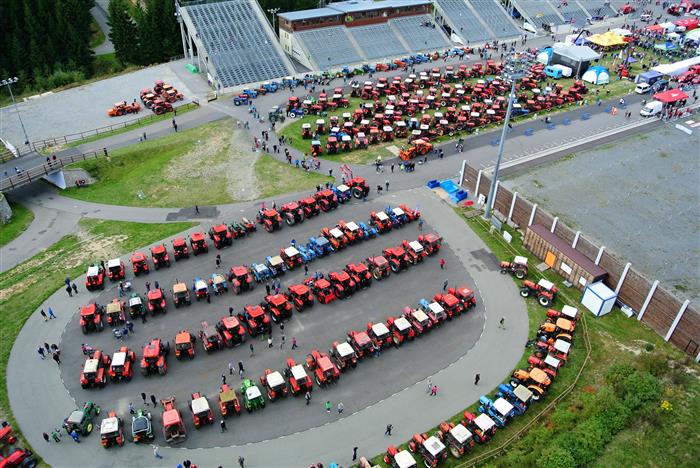 Čtyři nové české rekordy vytvořilo 237 traktorů značky ZETOR