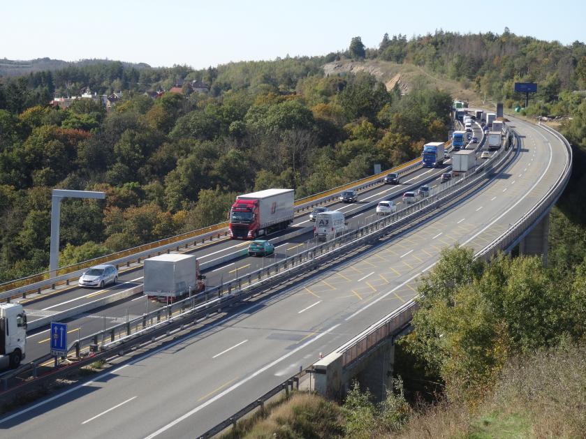 V neděli byla doprava převedena na rozšířenou část mostu Vysočina