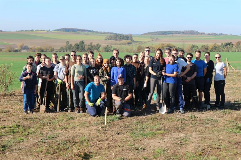 45 dobrovolníků vysázelo 200 stromů u Jabloňova