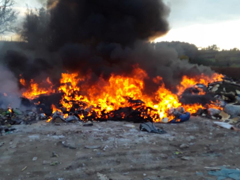 U Meziříčí hořela skládka odpadu, požár se obešel beze škody
